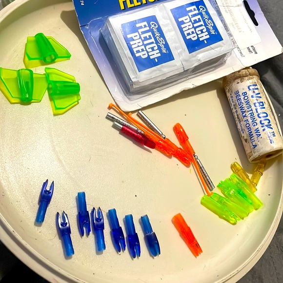 24pc. Lot of Arrow Knocks, U-V-Block BowString Wax & QuikSpin Fletch-Prep - Picture 2 of 3